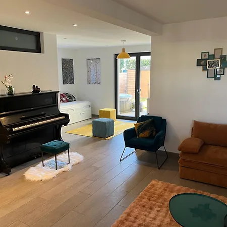 Moderne Avec Jacuzzi Konukevi
